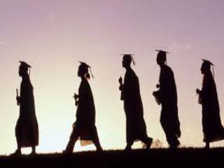 Ο «επιχειρών πολίτης» δεν ταυτίζεται με τον επιχειρηματία. Είναι γενικά ο πολίτης που διαθέτει κριτική σκέψη και τολμά να αποφασίζει ανάμεσα σε διάφορες επιλογές, που τολμά να αναλαμβάνει τον κίνδυνο της αποτυχίας και εν τούτοις να καινοτομεί, να κρίνει τα ενδεχόμενα αποτελέσματα της πράξης του. Επιχειρών πολίτης είναι κάθε ενεργός και υπεύθυνος άνθρωπος. Υπεύθυνους πολίτες ζητεί κατά σύμπτωση και το άρθρο 16 του Συντάγματος να παράγει το σχολείο.